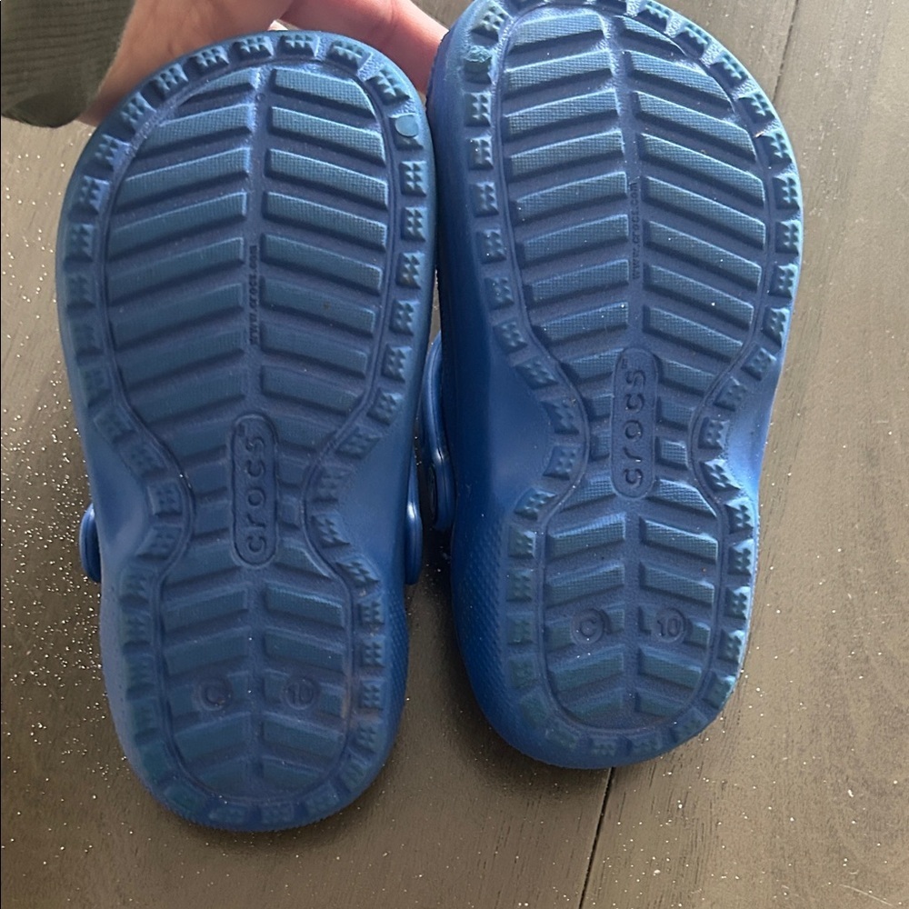 CROCS Kids Vibrant Blue Slippers with Sherpa insole - Picture 4 of 6
